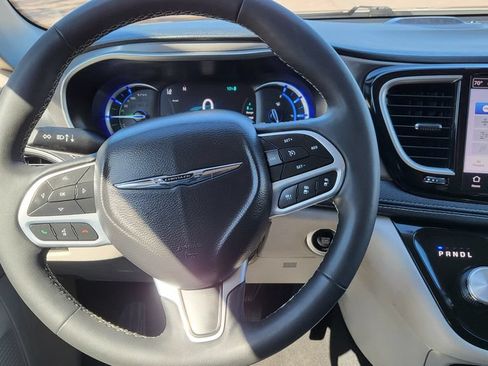 Used 2024 Chrysler Pacifica Limited FWD image 31