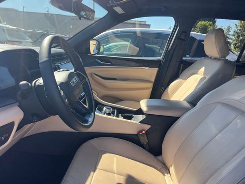 Used 2023 Jeep Grand Cherokee Limited w/ Luxury Tech Group II image 3