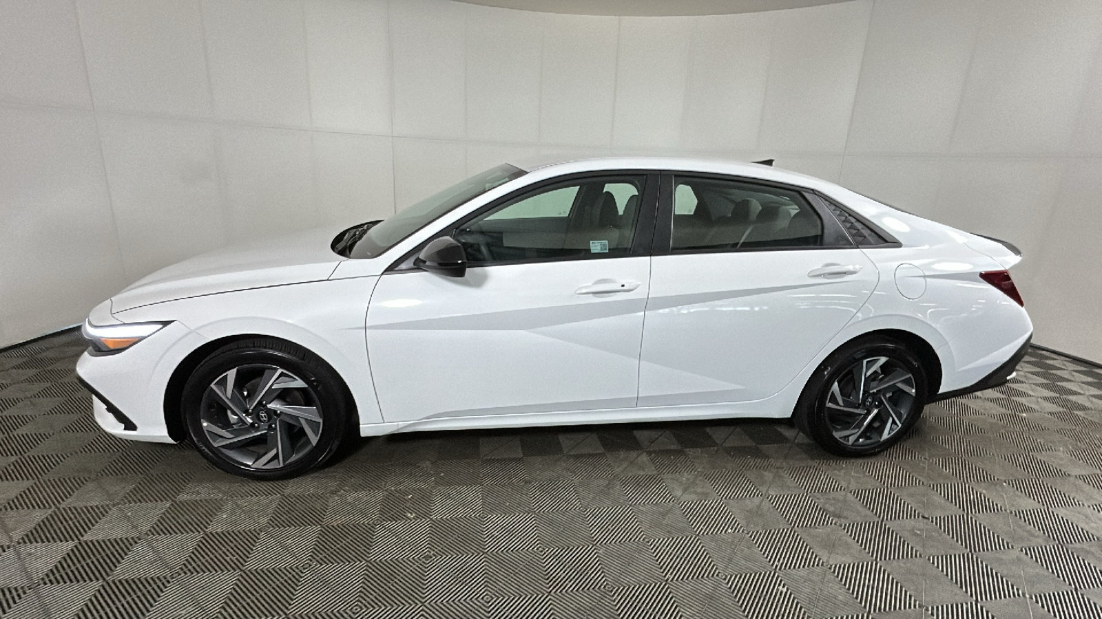 Used 2025 Hyundai Elantra Sport FWD image 7