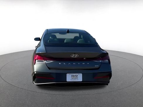 Used 2025 Hyundai Elantra Limited image 11