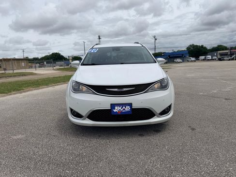 Used 2020 Chrysler Pacifica Touring-L w/ Tire & Wheel Group FWD image 8