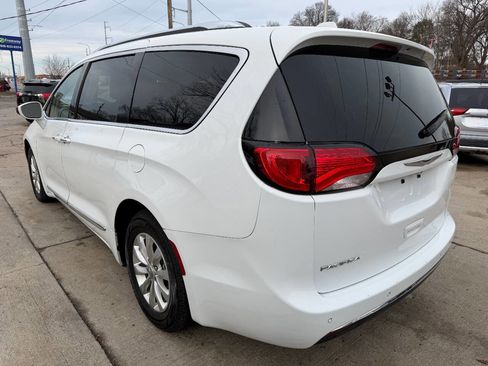 Used 2018 Chrysler Pacifica Touring-L image 5