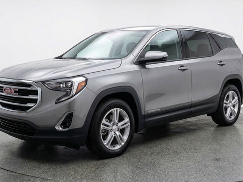 Used 2024 GMC Terrain SLE image 3