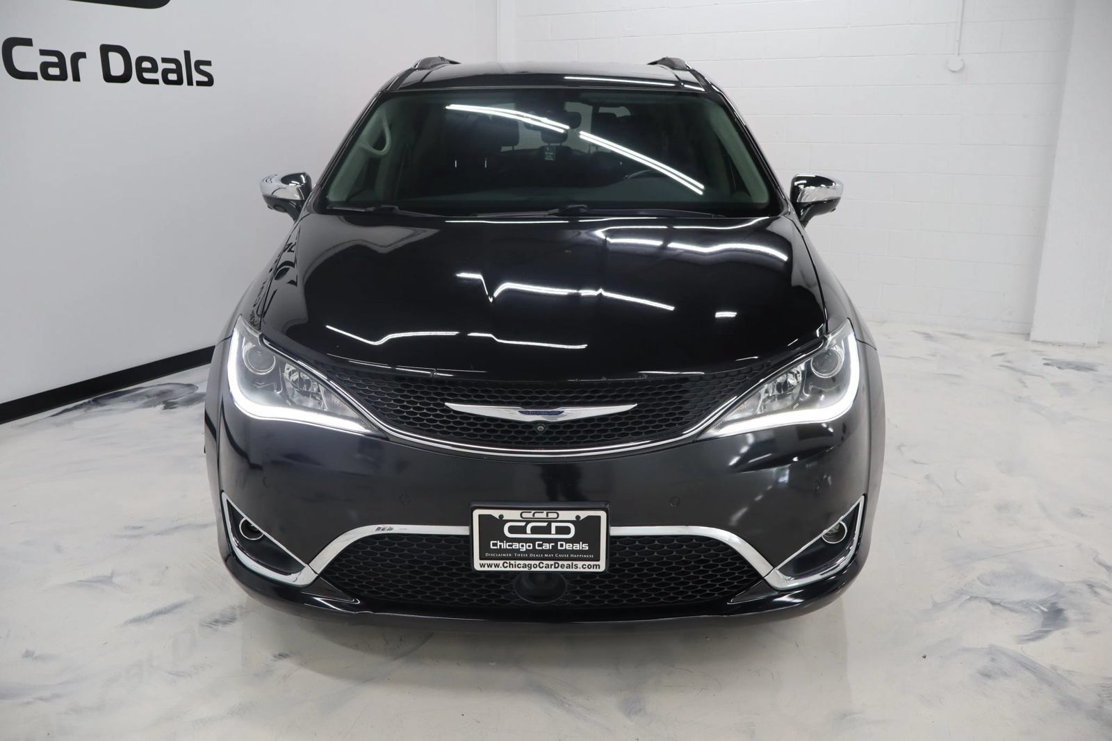 Used 2017 Chrysler Pacifica Limited w/ UConnect Theater Package FWD image 3