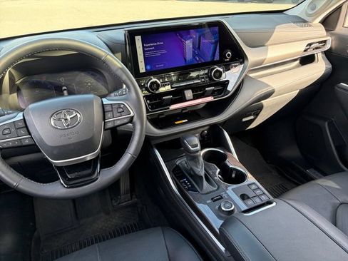 Used 2024 Toyota Highlander Limited AWD/4WD image 18