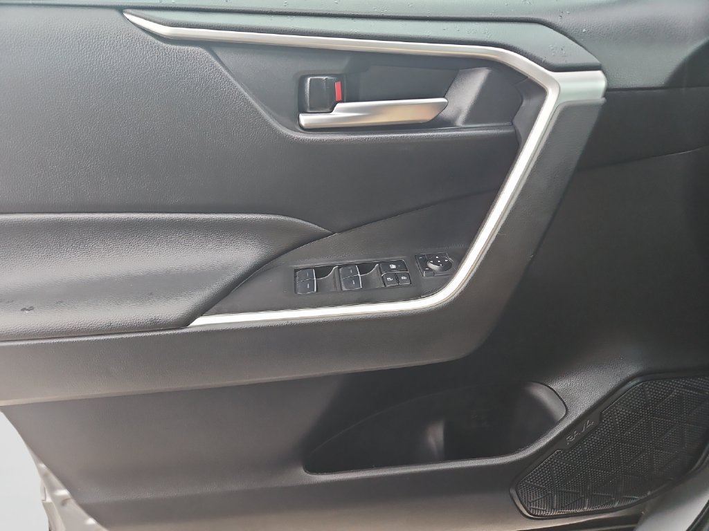 Used 2025 Toyota RAV4 XLE FWD image 19