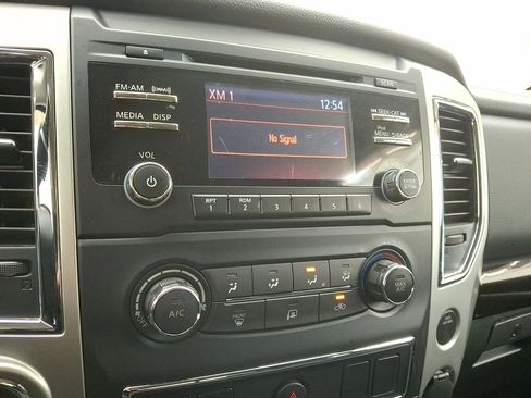 Used 2018 Nissan Titan SV image 14