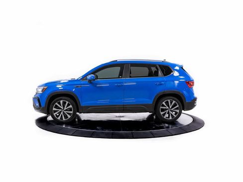 Used 2023 Volkswagen Taos SE image 2