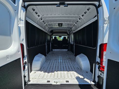 Used 2025 RAM ProMaster 2500 w/ Convenience Group FWD image 17