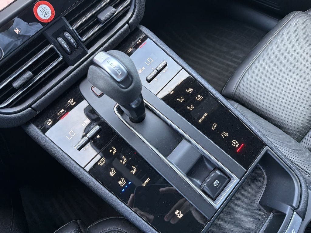 Certified 2026 Porsche Macan AWD/4WD image 12