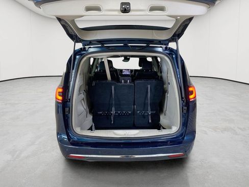 Used 2023 Chrysler Pacifica Touring-L FWD image 16