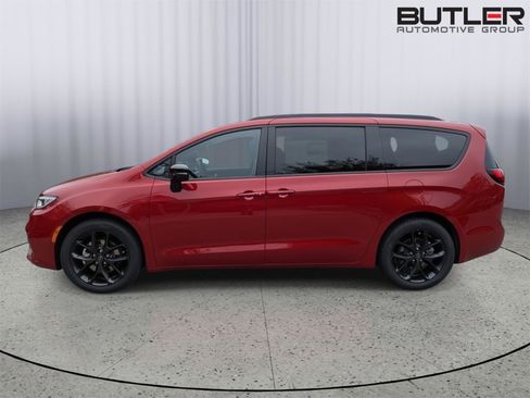 New 2026 Chrysler Pacifica Select FWD image 3