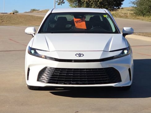 Used 2025 Toyota Camry LE image 2