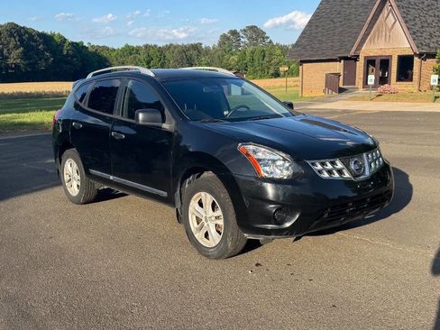 Used 2015 Nissan Rogue S w/ Convenience Package AWD/4WD image 2
