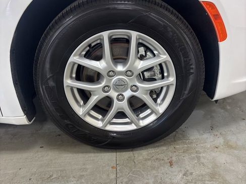 Used 2024 Chrysler Pacifica Touring-L image 34