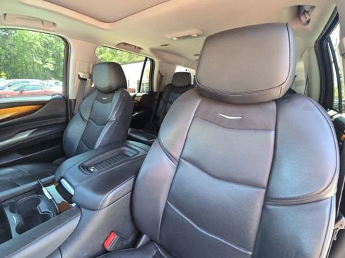 Used 2019 Cadillac Escalade Luxury AWD/4WD image 24