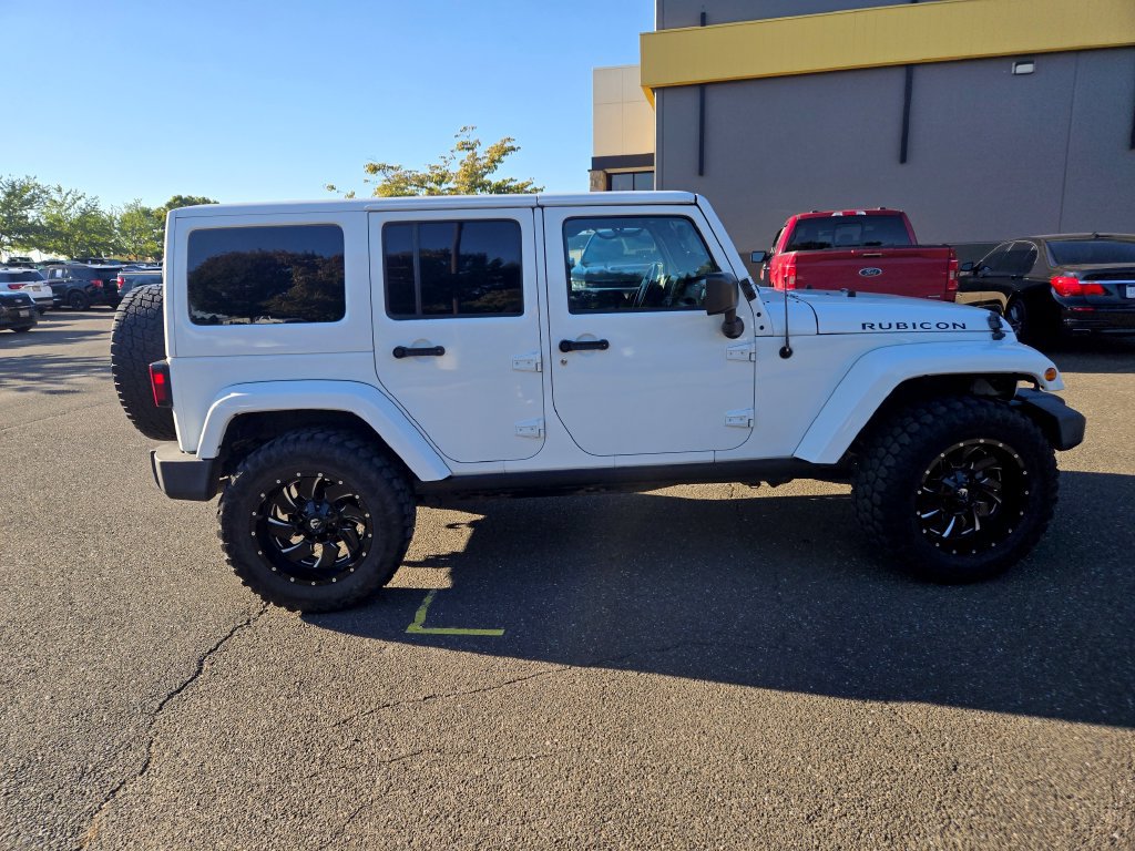 Used 2015 Jeep Wrangler Unlimited Rubicon w/ Connectivity Group AWD/4WD image 7