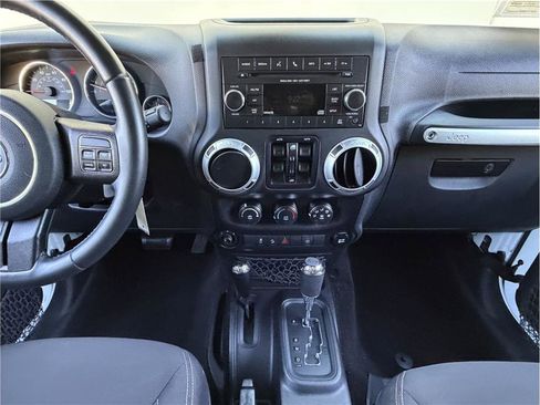 Used 2015 Jeep Wrangler Unlimited Sahara w/ Connectivity Group AWD/4WD image 9
