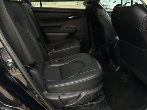 Used 2024 Toyota Highlander XLE AWD/4WD image 16