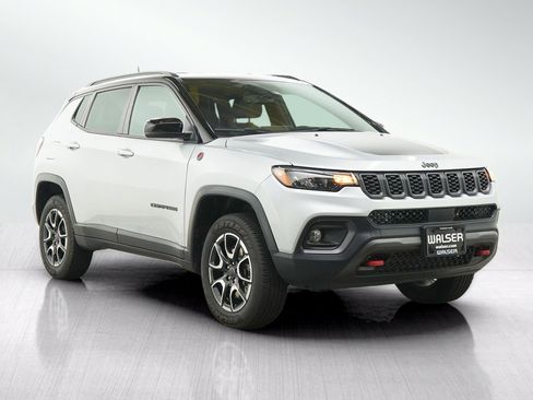 Used 2025 Jeep Compass Trailhawk AWD/4WD image 8