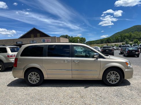 Used 2015 Chrysler Town & Country Touring-L w/ Driver Convenience Group FWD image 5