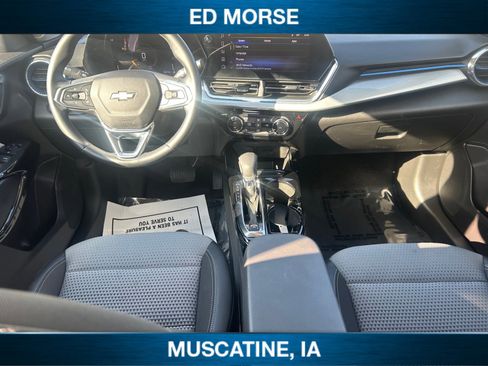 Used 2025 Chevrolet Trax LT w/ LT Convenience Package FWD image 10