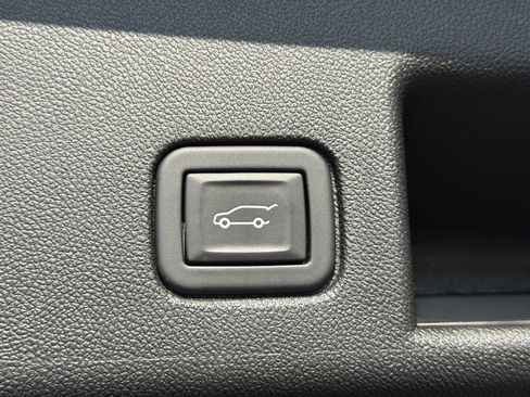 Used 2024 Chevrolet Equinox LT FWD image 19