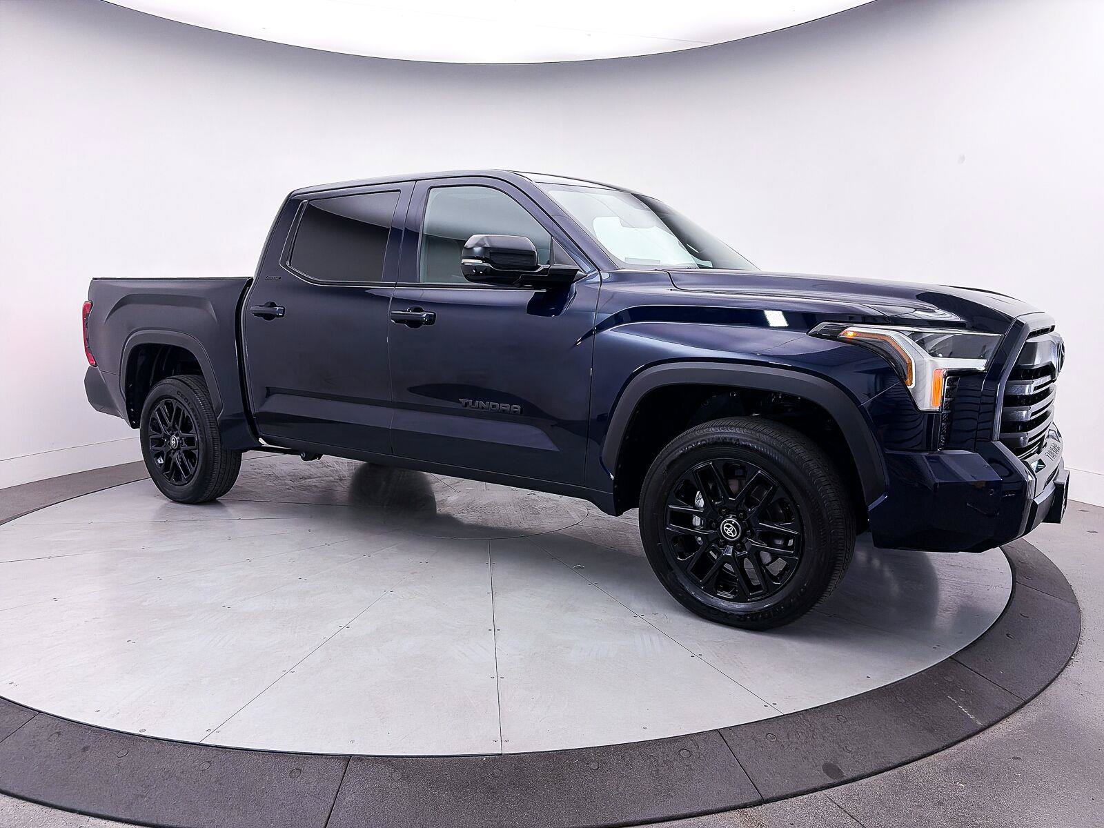 Used 2025 Toyota Tundra Limited AWD/4WD image 45