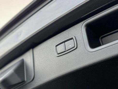 Certified 2023 Porsche Macan image 35