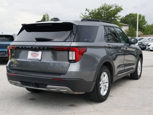 Used 2025 Ford Explorer Active w/ Active Comfort Package RWD image 5