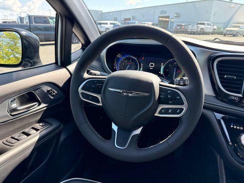 Used 2026 Chrysler Pacifica Limited FWD image 17