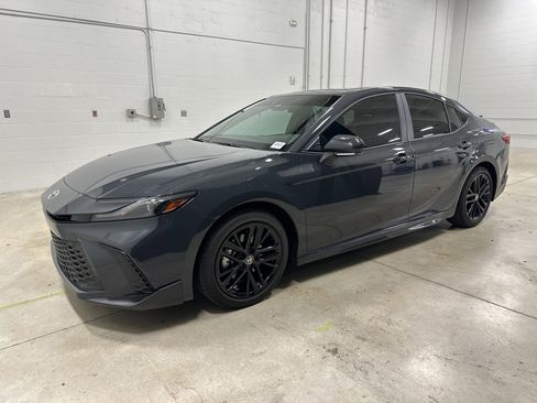 Used 2025 Toyota Camry SE image 5