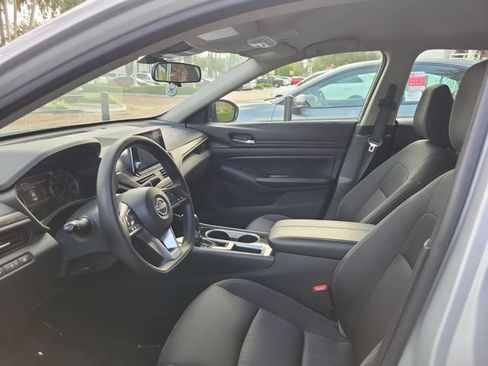 Used 2024 Nissan Altima 2.5 SV FWD image 11