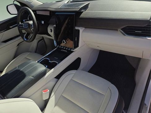 Used 2024 GMC Acadia Denali image 11