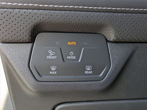 Used 2025 Volkswagen Atlas SE FWD image 13