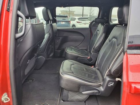 Used 2025 Chrysler Pacifica Limited image 9