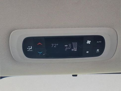 Used 2018 Chrysler Pacifica Touring-L w/ Advanced Safetytec Group FWD image 21