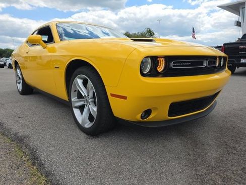 Used 2018 Dodge Challenger R/T w/ Driver Convenience Group RWD image 7