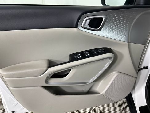 Used 2023 Kia Soul LX w/ LX Technology Package FWD image 11