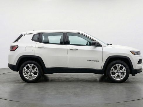 Used 2025 Jeep Compass Latitude image 11
