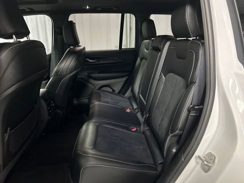 Used 2024 Jeep Grand Cherokee Altitude image 23