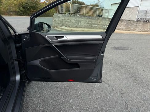 Used 2016 Volkswagen Golf Limited Edition image 27