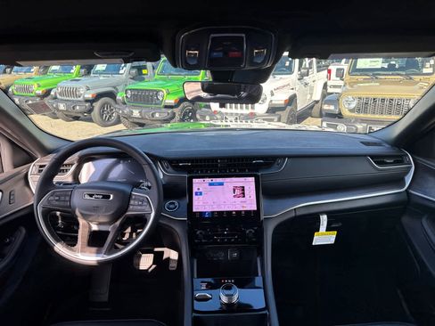 New 2025 Jeep Grand Cherokee Limited w/ Black Appearance Package image 33