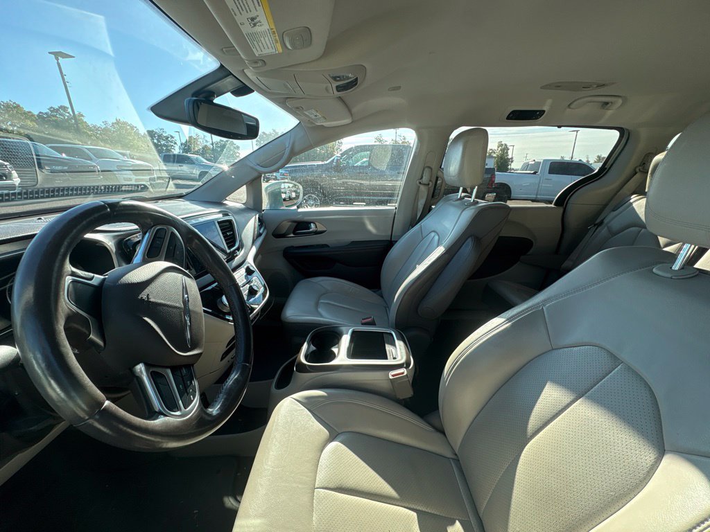 Used 2017 Chrysler Pacifica Touring-L Plus FWD image 5