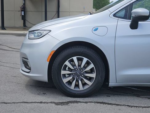Used 2023 Chrysler Pacifica Touring-L FWD image 6
