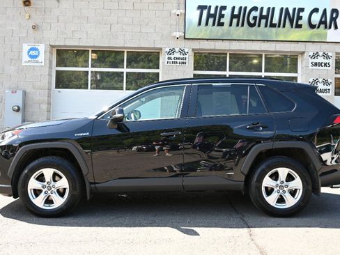 Used 2019 Toyota RAV4 XLE AWD/4WD image 2