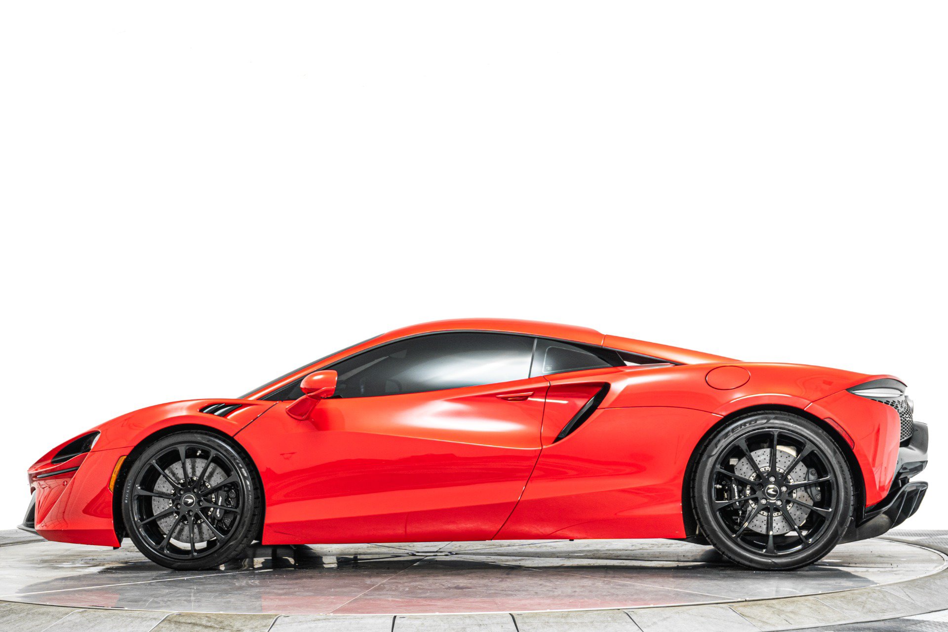 Used 2023 McLaren Artura RWD image 6