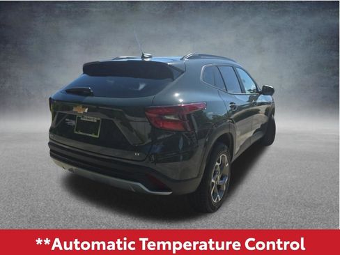 Used 2025 Chevrolet Trax LT FWD image 4