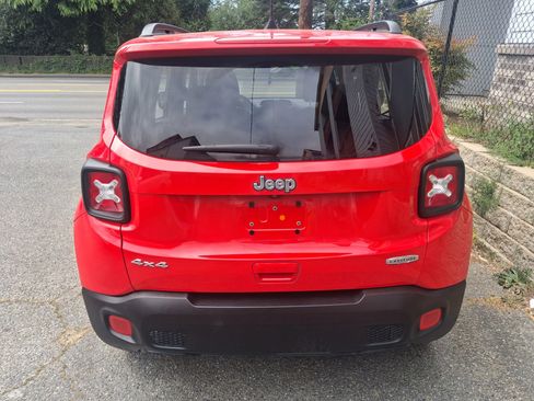 Used 2018 Jeep Renegade Latitude w/ Popular Equipment Group AWD/4WD image 6