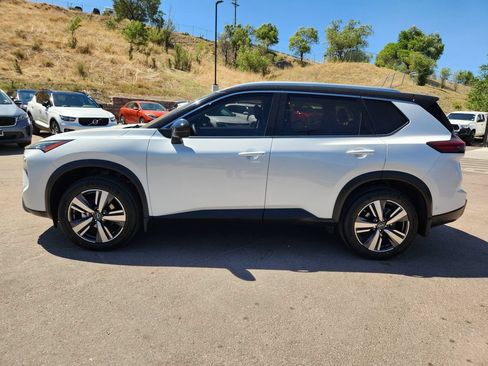 Used 2025 Nissan Rogue SL AWD/4WD image 4